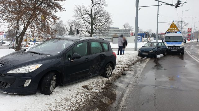 Wjechała na czerwonym, zderzyła się z peugeotem. Całe zdarzenie zostało nagrane (zdjęcia, wideo)