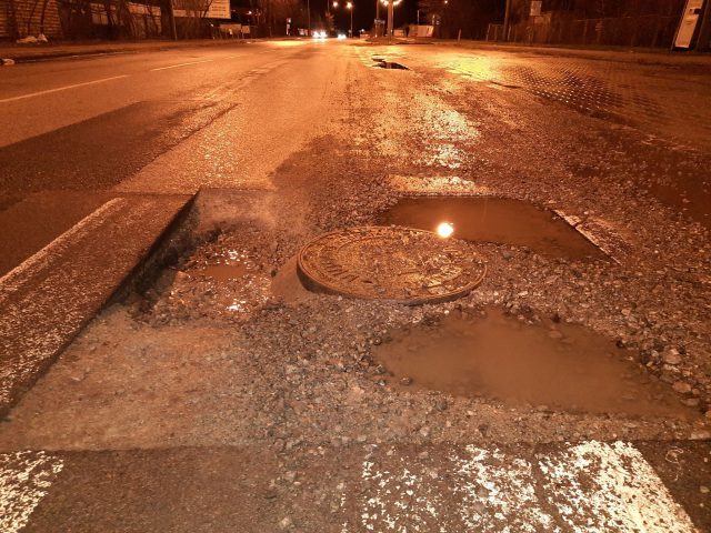 Dziury i wyrwy pojawiają się na ulicach. Warto zachować ostrożność, aby nie uszkodzić auta (zdjęcia)