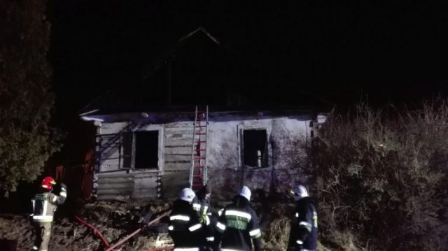 Strażacy gasili pożar drewnianego domu. Nie żyje jedna osoba