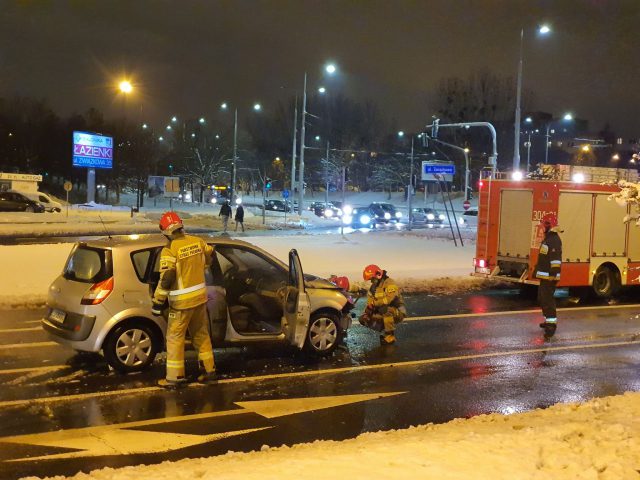 Renault zapalił się podczas jazdy. Były utrudnienia w ruchu (zdjęcia)