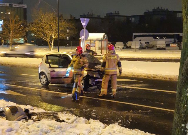 Renault zapalił się podczas jazdy. Były utrudnienia w ruchu (zdjęcia)