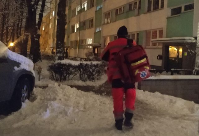 Starsza kobieta przewróciła się i nie mogła wstać. Strażacy musieli wyważać drzwi (zdjęcia)