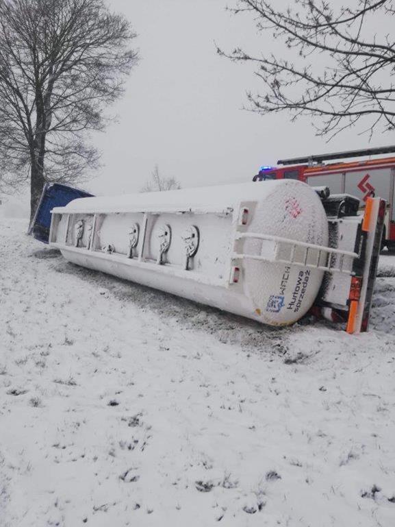 Zaczęło się od dachowania i przewróconej cysterny, potem było już tylko gorzej (zdjęcia)