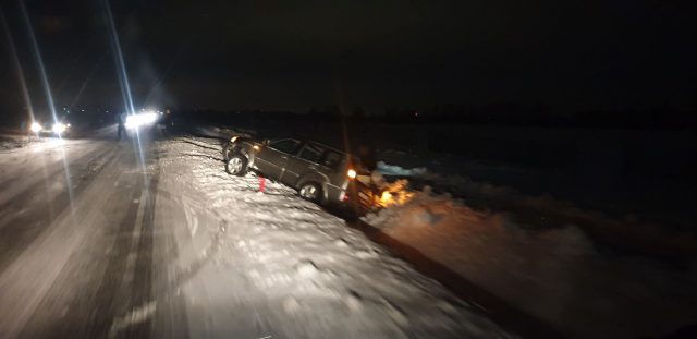 Nissan wpadł do rowu. Kierowca miał sporo szczęścia, tuż obok byli ratownicy (zdjęcia)