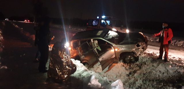 Nissan wpadł do rowu. Kierowca miał sporo szczęścia, tuż obok byli ratownicy (zdjęcia)