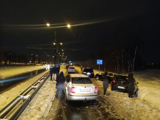 Karambol na Felinie. Zderzyło się osiem aut, droga jest częściowo nieprzejezdna (zdjęcia)