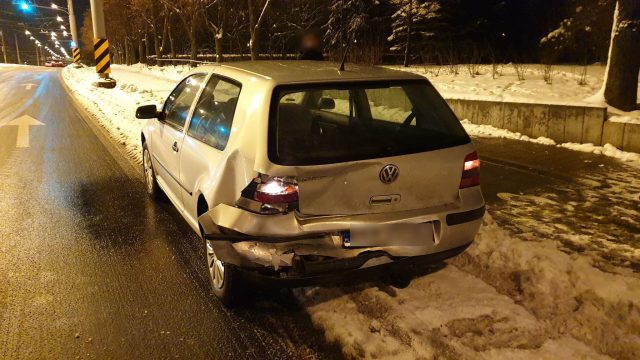 Kierowca BMW wjechał w volkswagena. Zostawił pasażera i uciekł (foto)