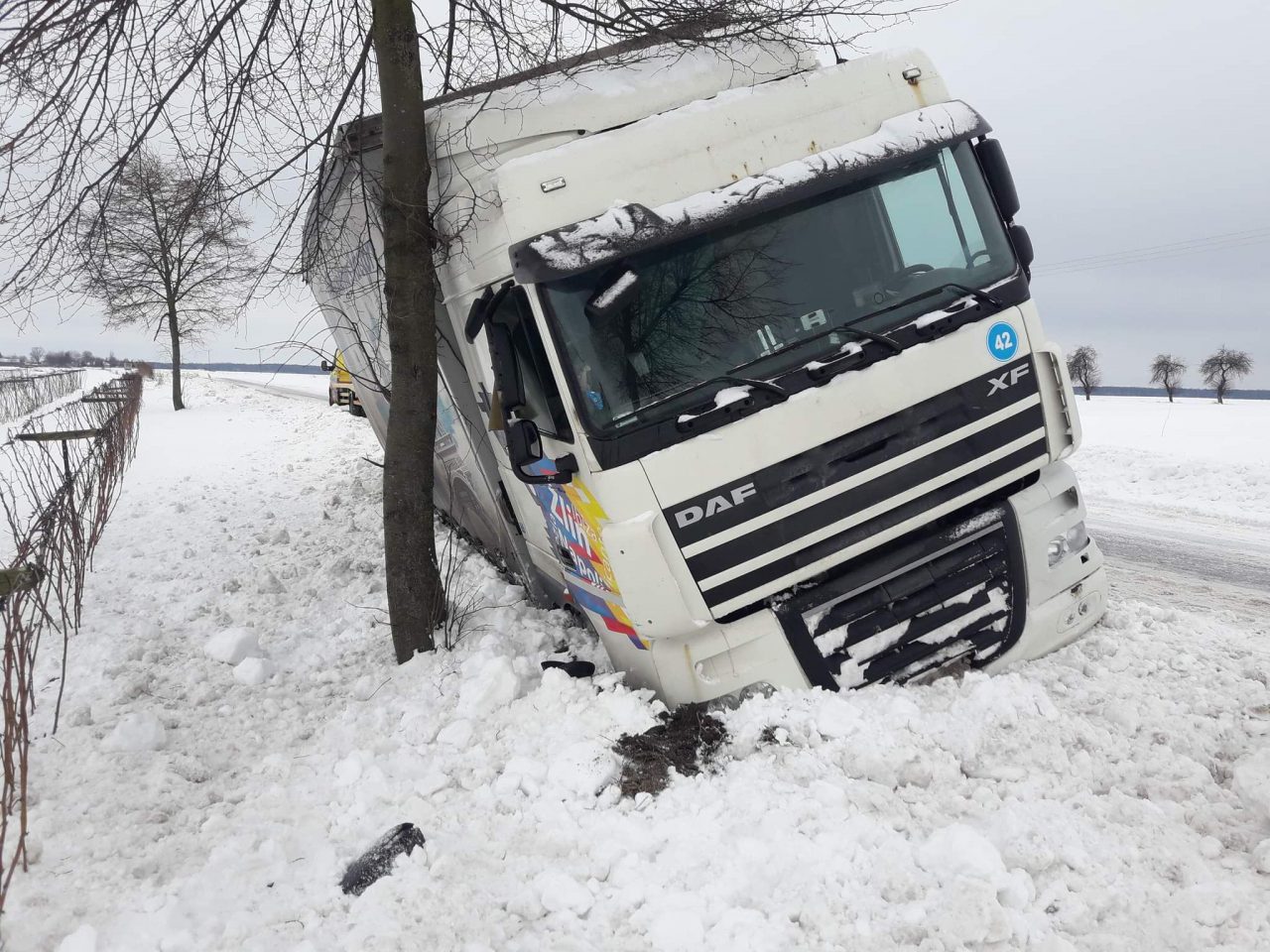 Samochód ciężarowy wpadł do rowu. Rusza wyciąganie pojazdu