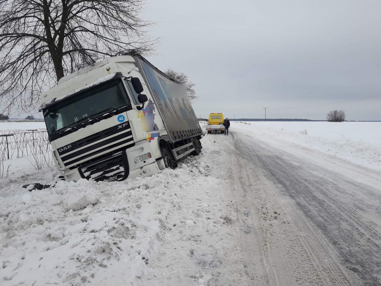 Samochód ciężarowy wpadł do rowu. Rusza wyciąganie pojazdu