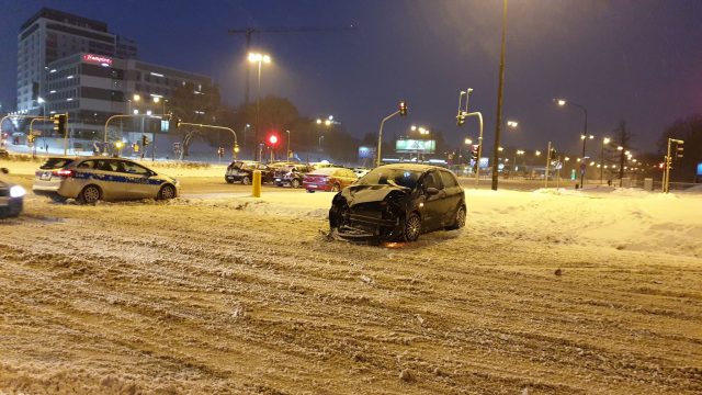 Wjechał w stojące na rondzie auta. Uszkodził dwa renaulty (zdjęcia)