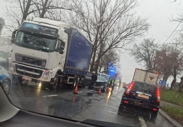 Po zderzeniu czterech pojazdów utrudnienia w ruchu na ul. Turystycznej (zdjęcia)