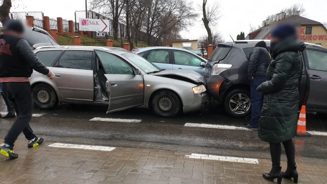Po zderzeniu czterech pojazdów utrudnienia w ruchu na ul. Turystycznej (zdjęcia)