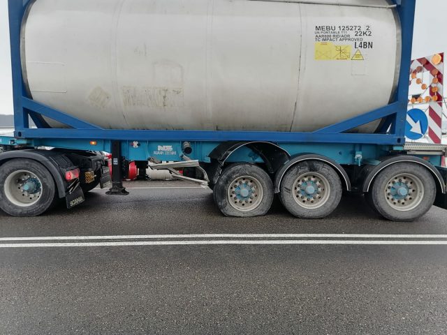 Zderzenie osobówki z ciężarówką na trasie Lublin – Kraśnik. Jedna osoba trafiła do szpitala (zdjęcia)
