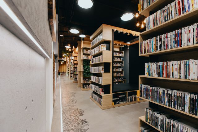 W pomieszczeniach dawnej Karczmy Słupskiej powstała „zielona” biblioteka. Już można wypożyczać książki, audiobooki i filmy