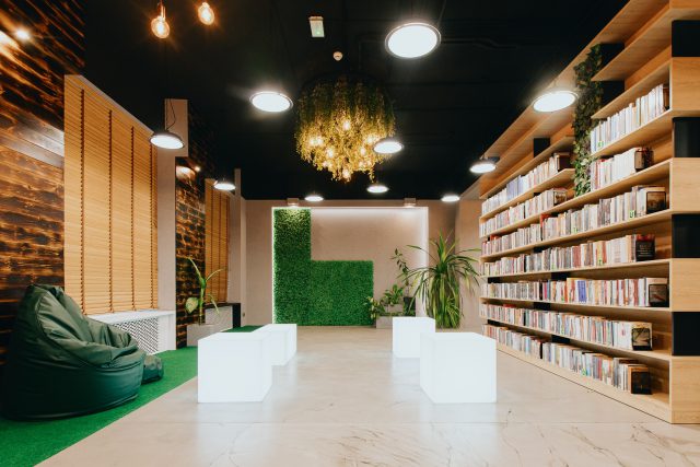 W pomieszczeniach dawnej Karczmy Słupskiej powstała „zielona” biblioteka. Już można wypożyczać książki, audiobooki i filmy