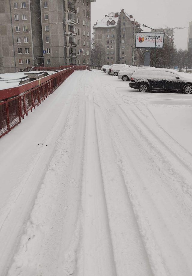 Sygnał od Czytelniczki. Śnieg i lód na uliczkach oraz parkingu, a zarządca nie reaguje (zdjęcia)