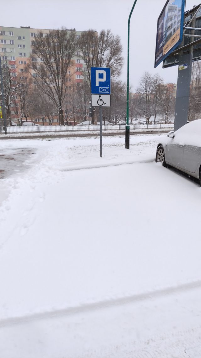 Sygnał od Czytelniczki. Śnieg i lód na uliczkach oraz parkingu, a zarządca nie reaguje (zdjęcia)