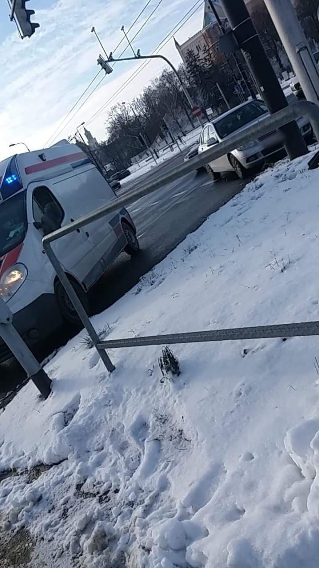 Zderzenie dwóch pojazdów na rondzie przy zamku (zdjęcia)