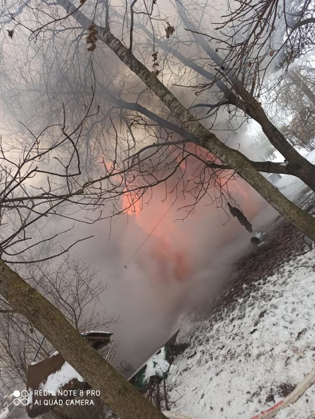 Kilka zastępów straży pożarnej gasiło pożar budynku mieszkalnego (zdjęcia)