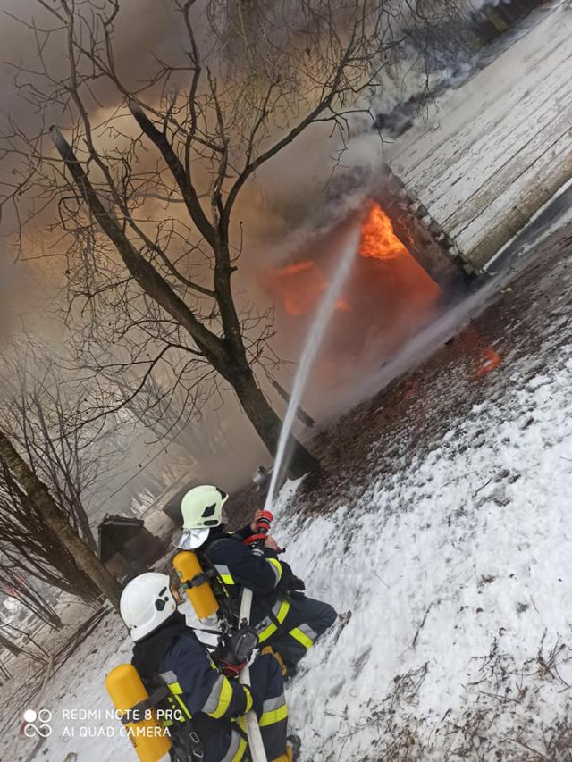 Kilka zastępów straży pożarnej gasiło pożar budynku mieszkalnego (zdjęcia)