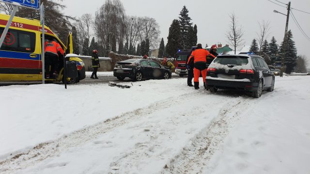 Trzy osoby trafiły do szpitala po zderzeniu dwóch pojazdów na skrzyżowaniu w Lublinie (zdjęcia)