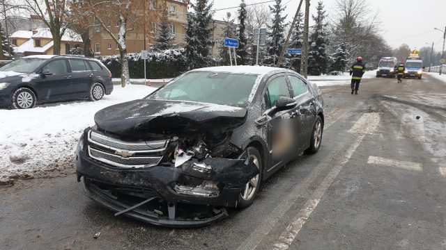 Trzy osoby trafiły do szpitala po zderzeniu dwóch pojazdów na skrzyżowaniu w Lublinie (zdjęcia)