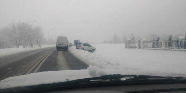 Coraz gorsze warunki do jazdy na drogach regionu. Doszło do kilku zdarzeń drogowych (wideo, zdjęcia) RAPORT Z DRÓG