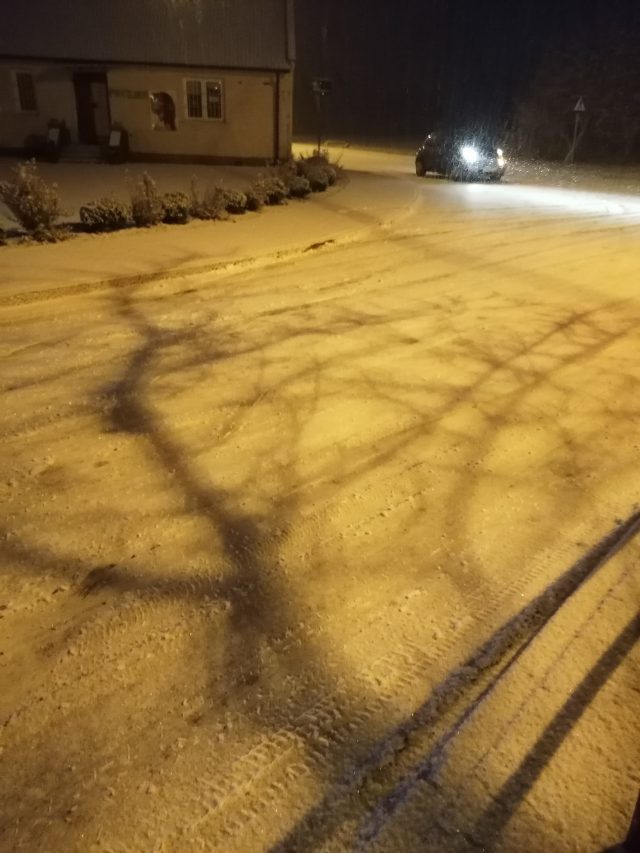 Coraz gorsze warunki do jazdy na drogach regionu. Doszło do kilku zdarzeń drogowych (wideo, zdjęcia) RAPORT Z DRÓG