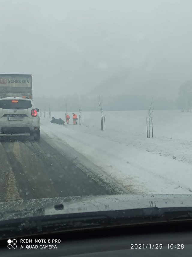 Coraz gorsze warunki do jazdy na drogach regionu. Doszło do kilku zdarzeń drogowych (wideo, zdjęcia) RAPORT Z DRÓG