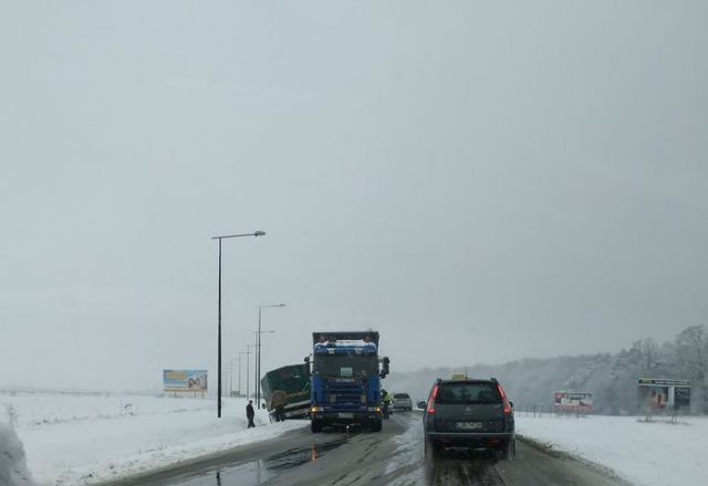 Coraz gorsze warunki do jazdy na drogach regionu. Doszło do kilku zdarzeń drogowych (wideo, zdjęcia) RAPORT Z DRÓG