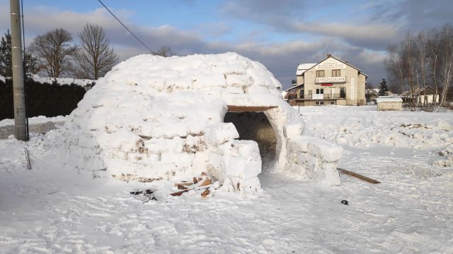 Śniegowi architekci nie poddają się. W regionie powstały gigantyczne bałwany i igloo (zdjęcia)