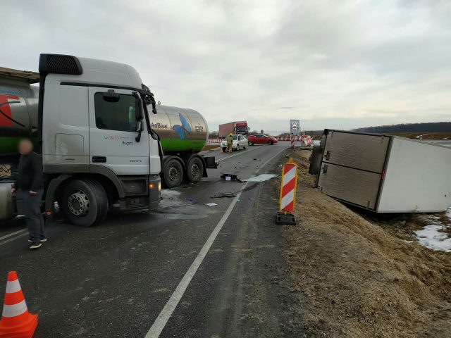 Zderzenie cysterny z pojazdem dostawczym. Zablokowana trasa Lublin – Kraśnik (wideo, zdjęcia)