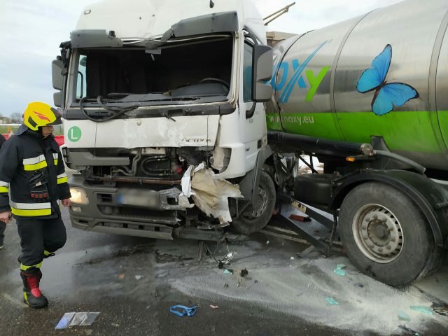 Zderzenie cysterny z pojazdem dostawczym. Zablokowana trasa Lublin – Kraśnik (wideo, zdjęcia)