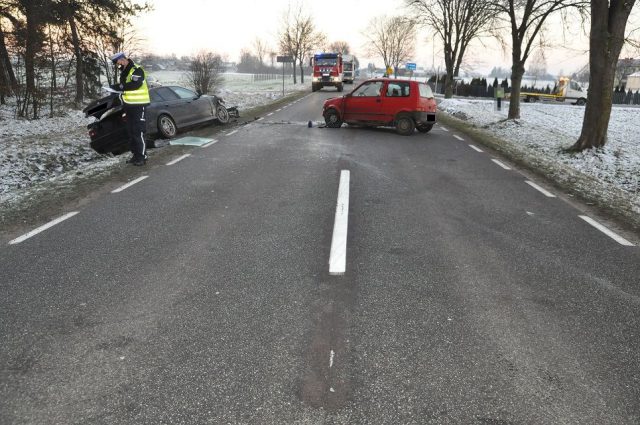 18-latek w BMW doprowadził do groźnego wypadku. Dwie osoby w szpitalu (zdjęcia)
