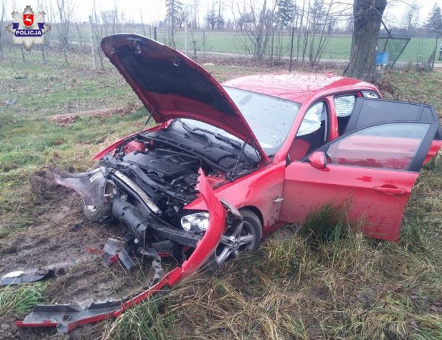 Podczas wyprzedzania, BMW wypadło z drogi. Auto uderzyło w betonowy przepust (zdjęcia)