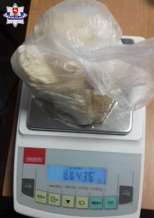 Ponad kilogram amfetaminy w zamrażalniku. Młody mężczyzna trafił do tymczasowego aresztu (zdjęcia)