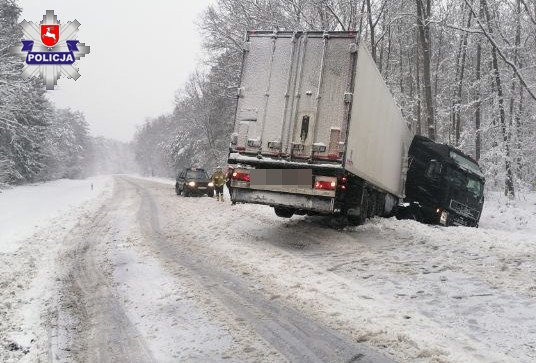 Na drodze wojewódzkiej nr 812 ciężarówka wypadła z drogi (zdjęcia)