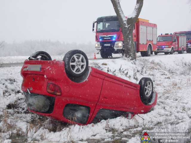 Dachowanie toyoty na śliskiej nawierzchni (zdjęcia)