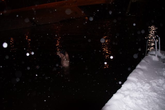 Co można robić w śnieżycę? Wykąpać się w rzece i poleżeć na śniegu (zdjęcia)