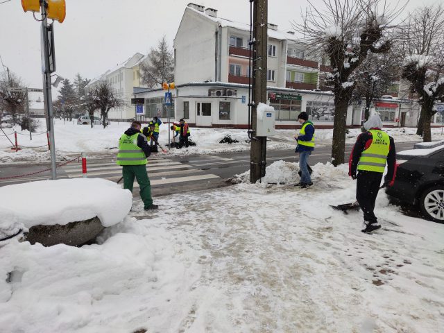 Osadzeni pomagają w odśnieżaniu Opola Lubelskiego (zdjęcia)