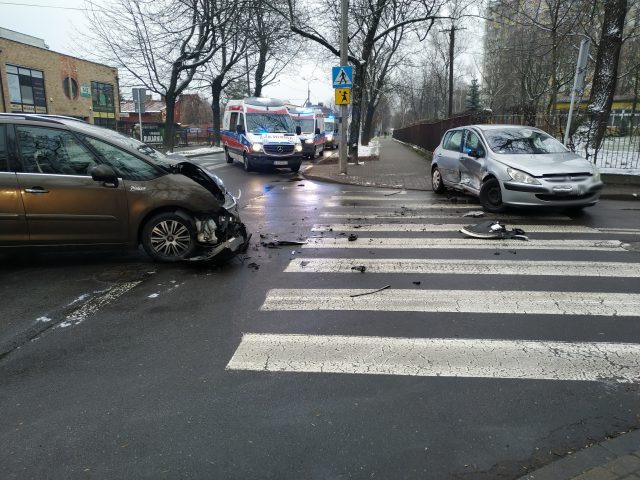 Nie ustąpiła pierwszeństwa przejazdu, cztery osoby, w tym dwoje dzieci, w szpitalu (zdjęcia)