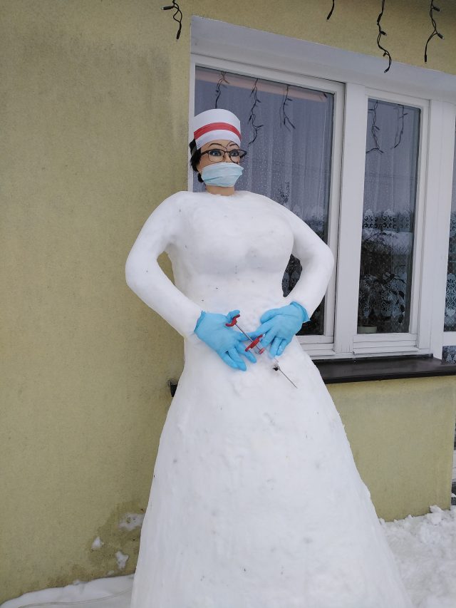 „Pani Zima” dba o zdrowie bałwanów (zdjęcia)