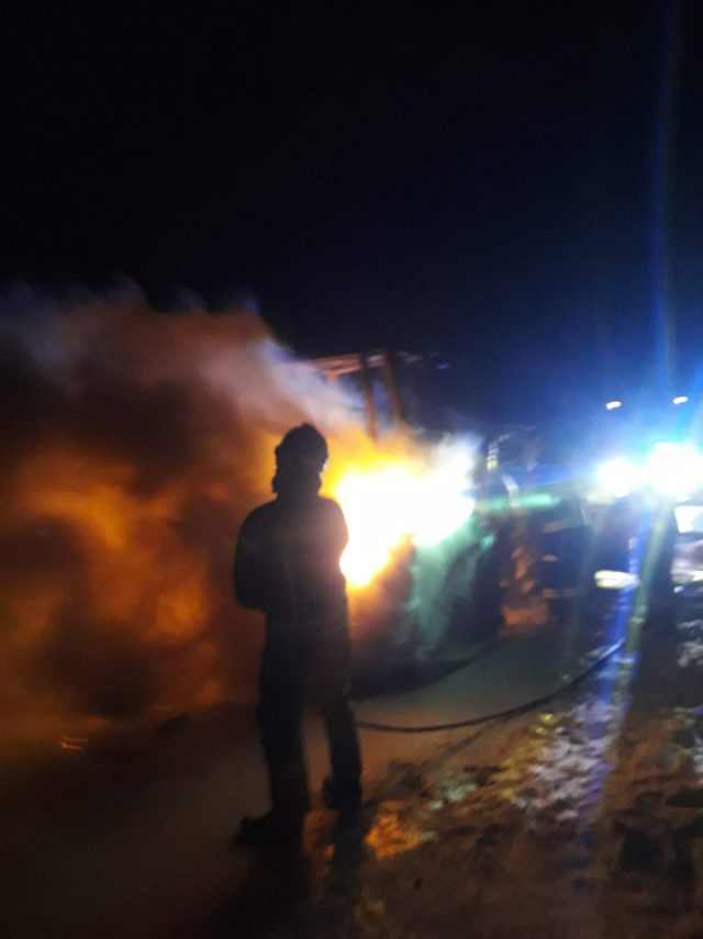 Strażacy gasili pożar ciągnika. Pojazd częściowo spłonął (wideo, zdjęcia)