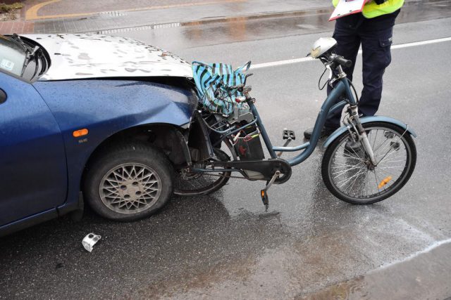 Wjechał seatem w rowerzystę, mężczyzna trafił do szpitala (zdjęcia)