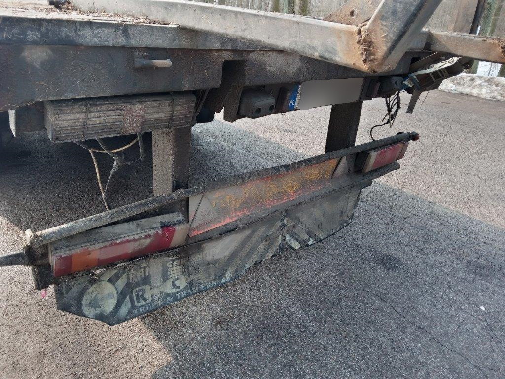Zużyte opony, brak okładzin hamulcowych i OC. Kolejna ciężarówka w fatalnym stanie technicznym (zdjęcia)