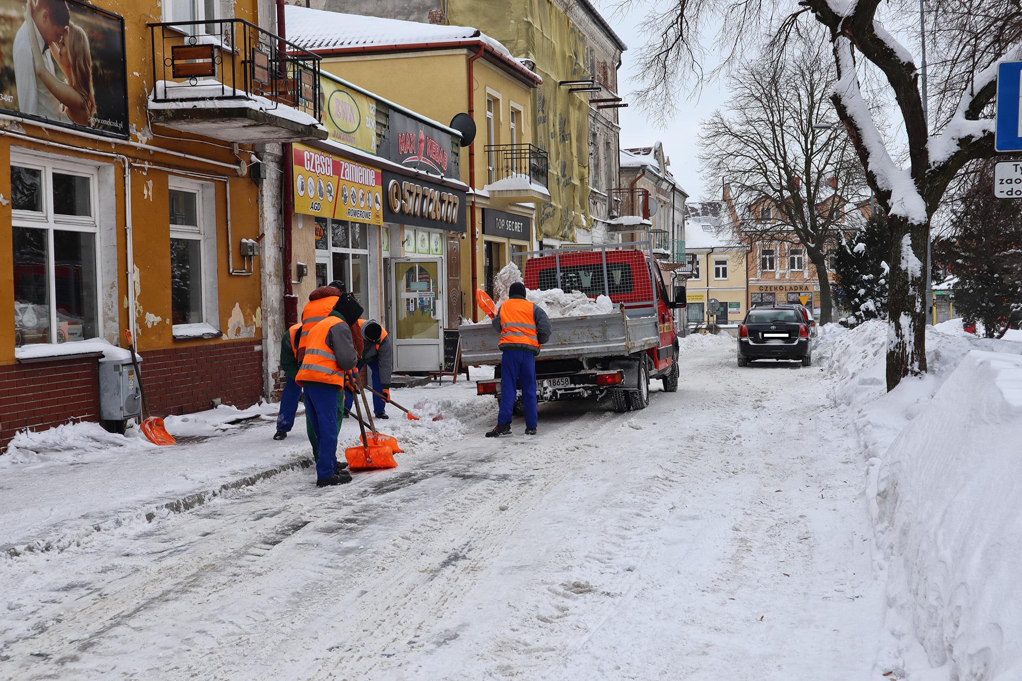 Grupa więźniów pomagała odśnieżać ulice miasta (zdjęcia)