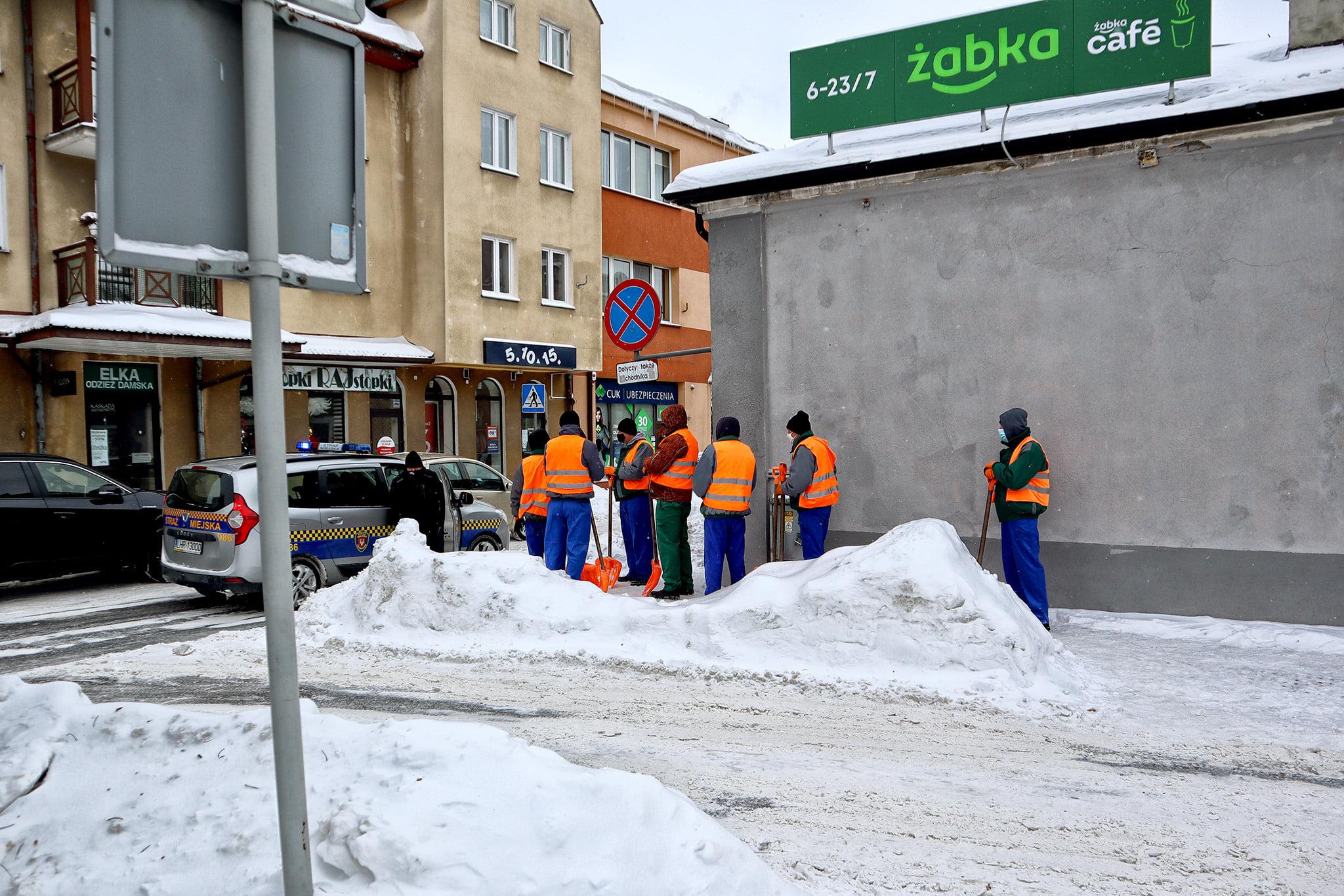 Grupa więźniów pomagała odśnieżać ulice miasta (zdjęcia)