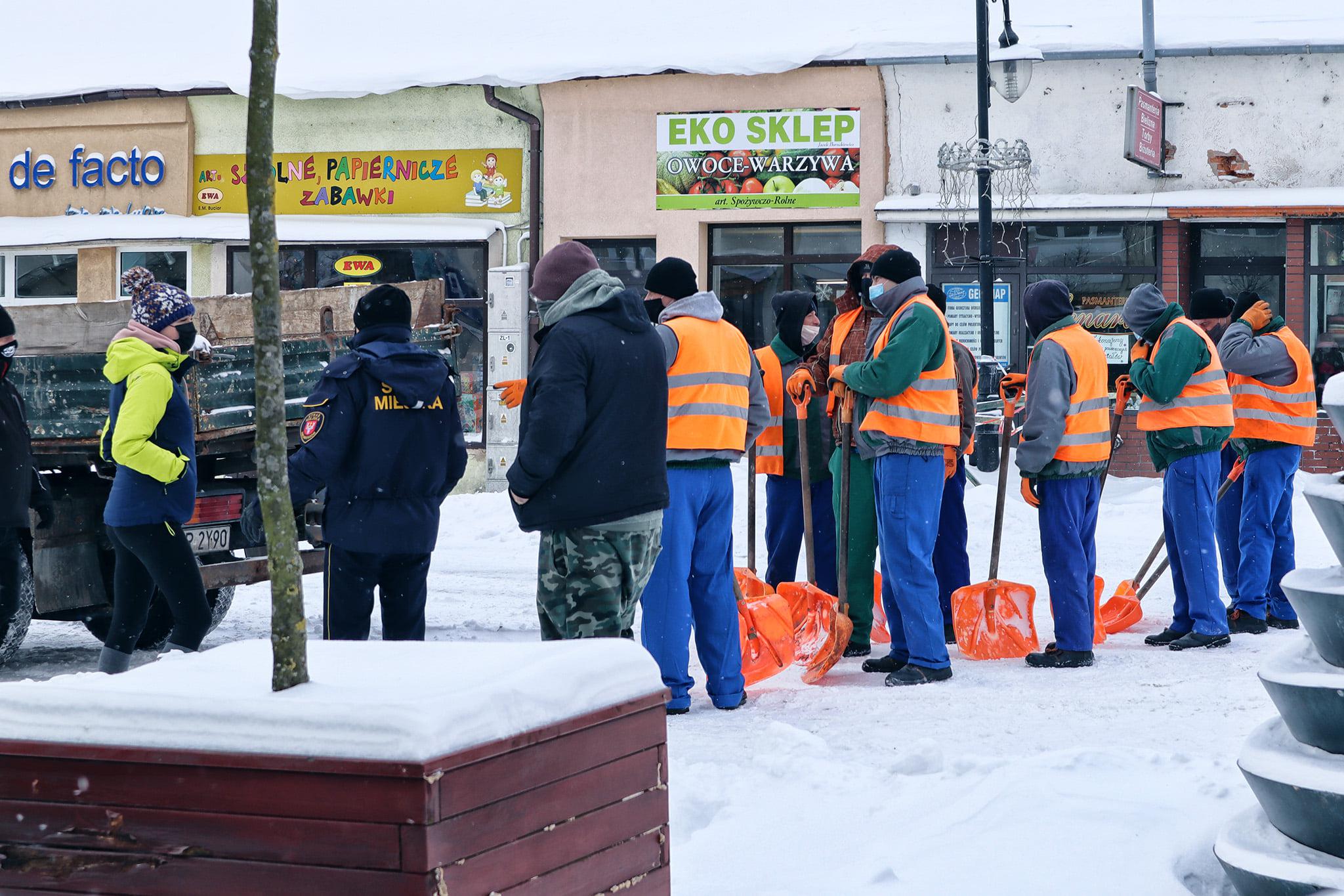 Grupa więźniów pomagała odśnieżać ulice miasta (zdjęcia)