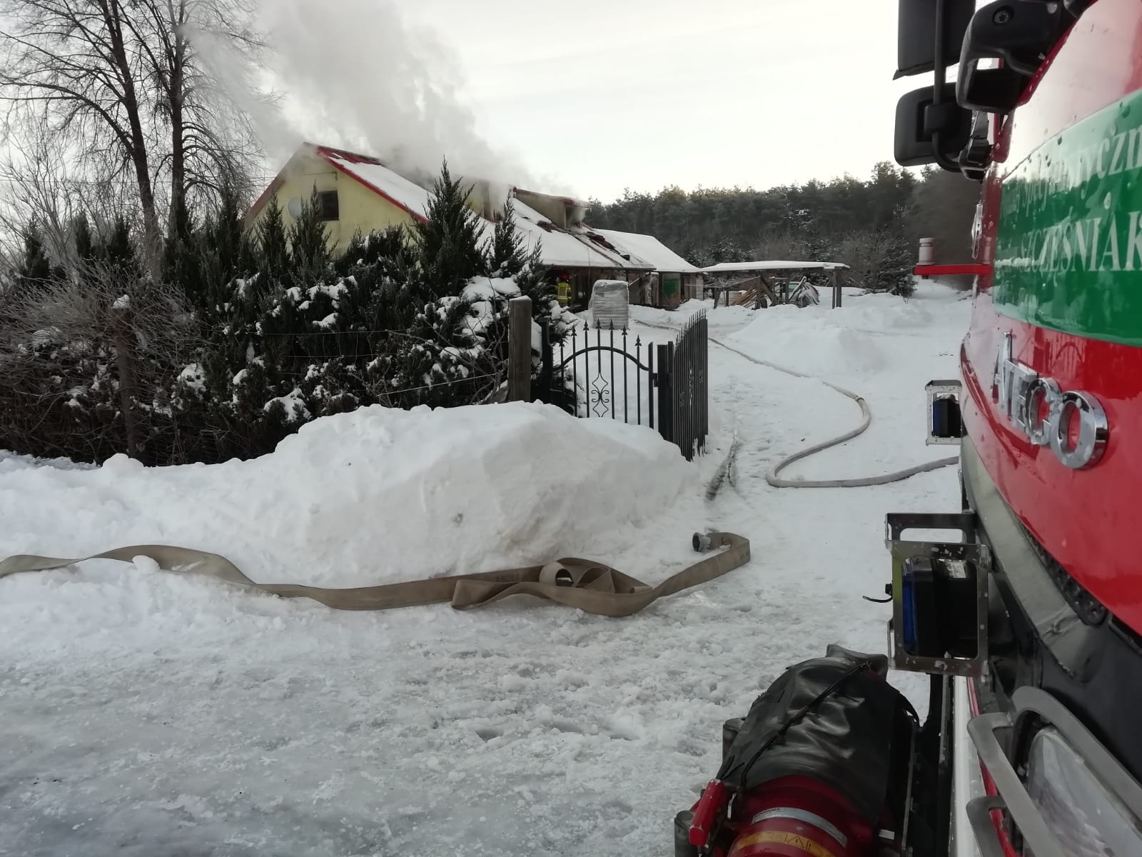 Zaczęło się od pożaru sadzy w kominie, następnie ogień przeniósł się na poddasze domu (zdjęcia)