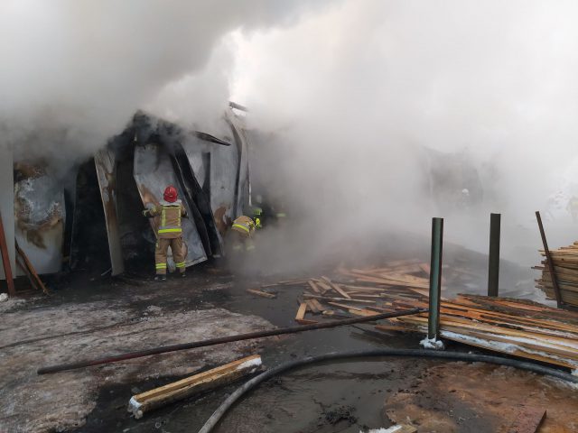 Bardzo duże straty po pożarze hali produkcyjnej. Oprócz budynku, zniszczeniu uległ też towar (zdjęcia)